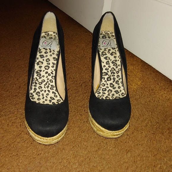 Black and tan colored wedges - Picture 1 of 4